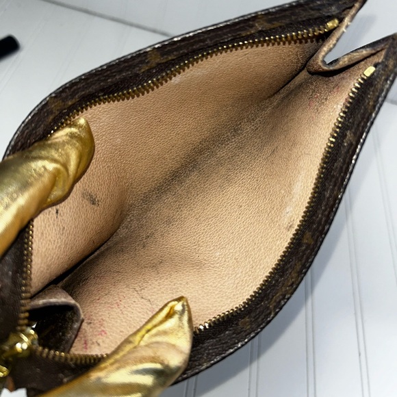 Louis Vuitton
Monogram Compact Tour Toiletry Pouch 20 Cosmetic Bag - Picture 12 of 14